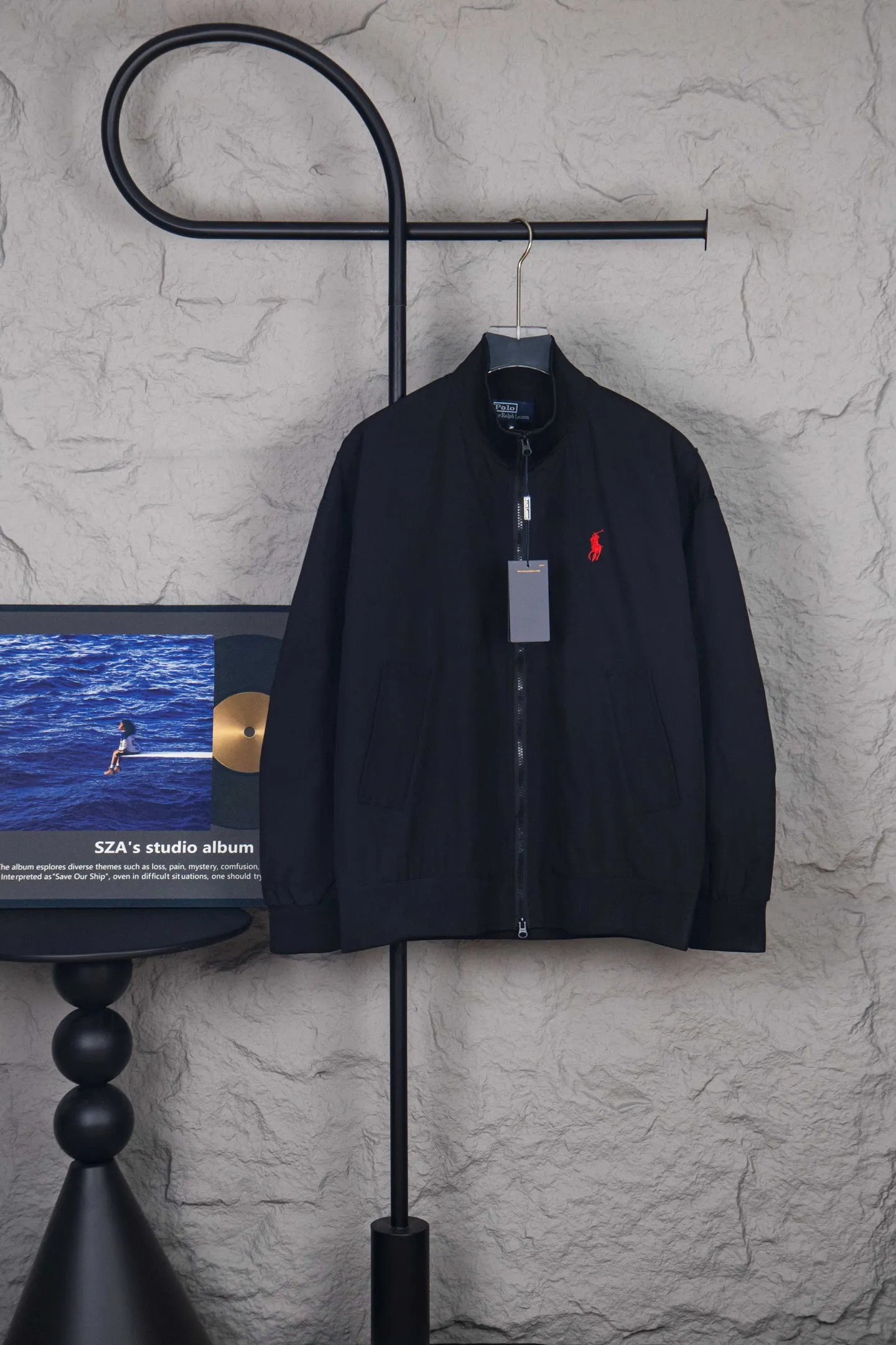 P350 Ralh Lauren men's old money style veteran stand collar workwear Harrington jacket. Ralh Lauren has gone crazy this year. The upper body of major Internet celebrities. The fabric has a double-layer shin feel and is full of weight! It's not as heavy as a regular jacket, and the ordinary cotton material feels really different. This one is super comfortable, soft and stylish, and has a green plaid interior that has a retro movie fashion feel! The fit is loose but not baggy. The size is just right and not too picky. The dropped shoulder design modifies the shoulder shape without making it look bulky. This silhouette is a style that will never go out of style after being worn for a long time. The upper body is also very durable and recognizable. The loose and reasonable fit can be worn by both men and women, making it easy to create a clean and refreshing youthful look. The embroidery on the chest is all German Oman embroidery fiber with original data. The embroidery process is very particular. It uses Japanese Tajima machines to ensure the embroidery is exquisite and three-dimensional. That is what I said is different from the ones on the market. Regarding the workmanship, the version is a loose version and can be used by boys and girls!! Color: black, navy, size: S-XL